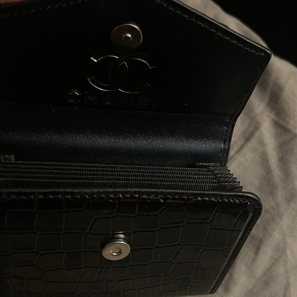 CHANEL Black Patent Croc-Embossed Card Wallet with Gold CC - Picture 4 of 5